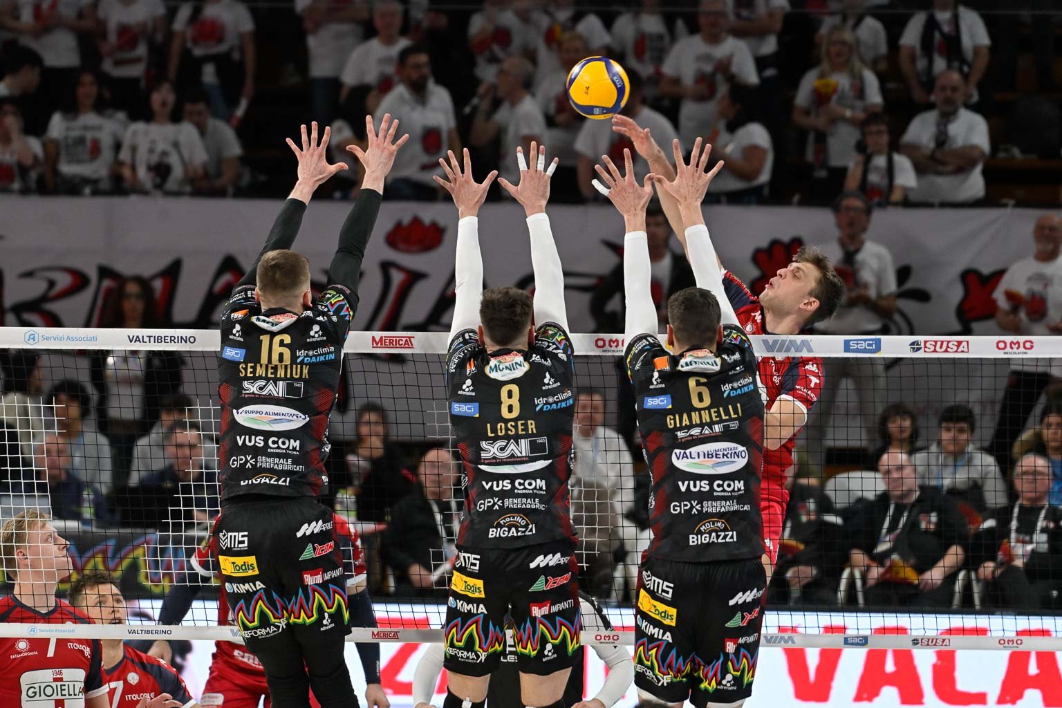 Volley. Sir Susa Vim ritrova vittoria e lo schiacciatore Plotnytskyi contro Taranto