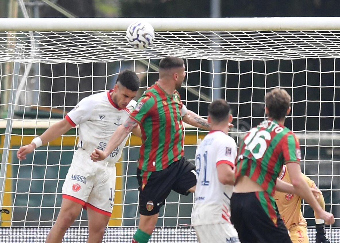 Serie C, derby infinito al Liberati: la Ternana scappa, il Grifo la riprende (2-2)